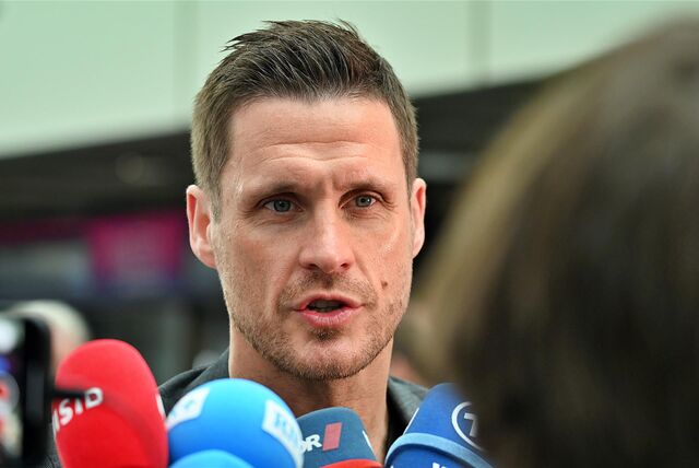Sebastian Kehl steht vor Mikrofonen am Flughafen in Dortmund