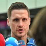 Sebastian Kehl steht vor Mikrofonen am Flughafen in Dortmund