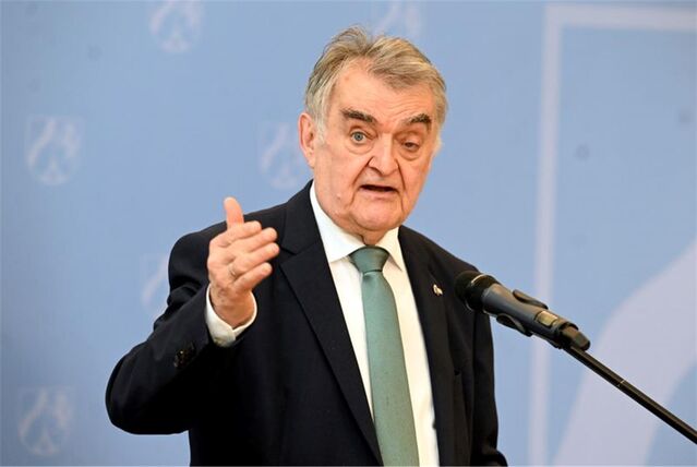 Herbert Reul (CDU), Innenminister von Nordrhein-Westfalen, äußert sich vor der Presse.