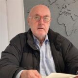 Montage: Ralph Herrmann aus Recklinghausen sitzt an einem Tisch und hält ein Papier in den Händen. Rechts sind Sturmgewehre zu sehen.
