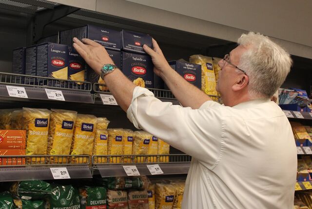 Der Landtagsabgeordnete Hartmut Ganzke arbeitete kürzlich als Zeichen der Unterstützung im Hemmerde Carekauf-Markt mit.