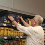 Der Landtagsabgeordnete Hartmut Ganzke arbeitete kürzlich als Zeichen der Unterstützung im Hemmerde Carekauf-Markt mit.