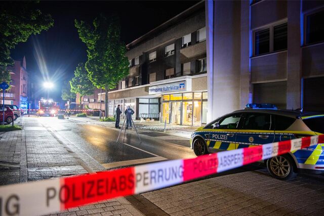 Blick auf die zerstörte Filiale der Volksbank in Herten-Westerholt.