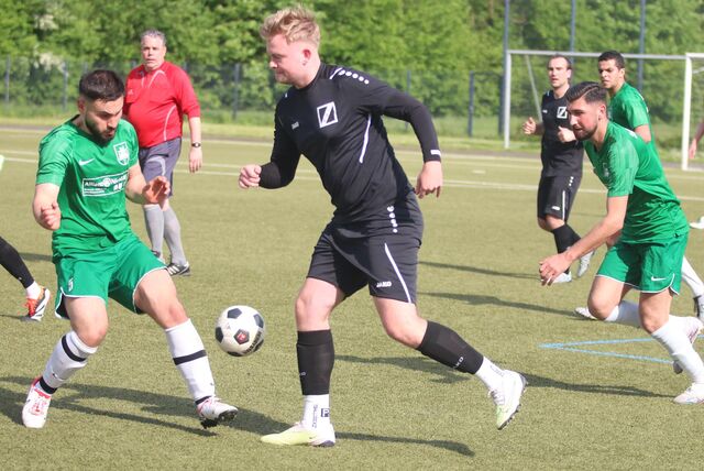 Eric Meier (M.) setzte sich mit GS Cappenberg gegen den SuS Oberaden durch.