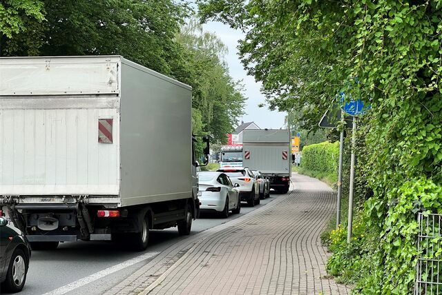 Nach einem Unfall auf der A1 steht ein LKW quer über der Fahrbahn.