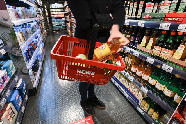 Eine Frau kauft in einer Rewe-Filiale ein.