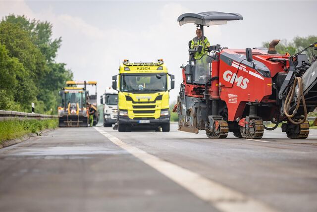 Einsatzfahrzeuge auf der A1 bei Unna nach einem Unfall