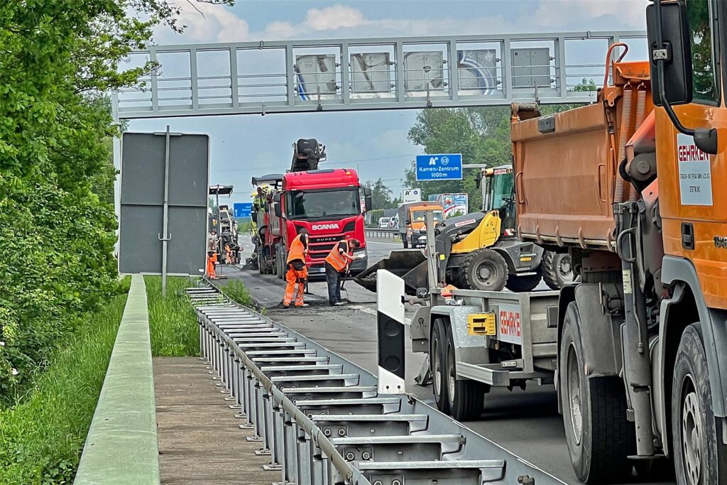 Am Dienstagmittag begann eine Fachfirma damit, die Schäden auf der Fahrbahn der A1 zwischen Kamen und Unna in Fahrtrichtung Köln zu sanieren.