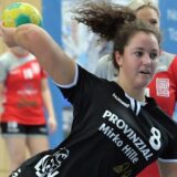 Thia-Carolin Schmidt (Nummer 8) wirft aus dem Rückraum aufs Tor.
