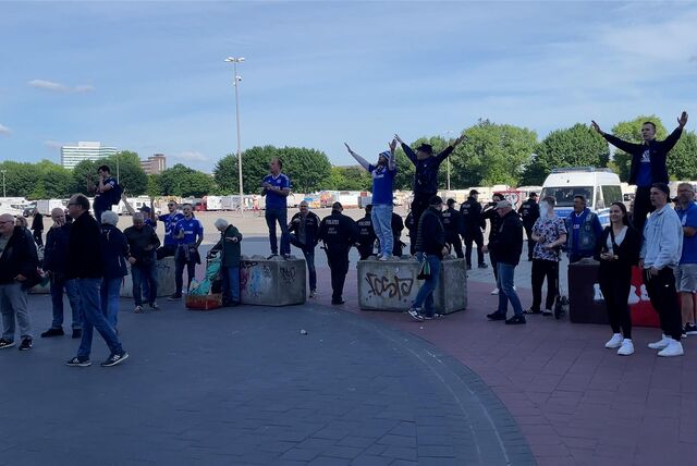 Gut 70 Schalke Fans stehen vor dem Millerntor, um ihre Mannschaft von außen anzufeuern.