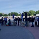 Gut 70 Schalke Fans stehen vor dem Millerntor, um ihre Mannschaft von außen anzufeuern.