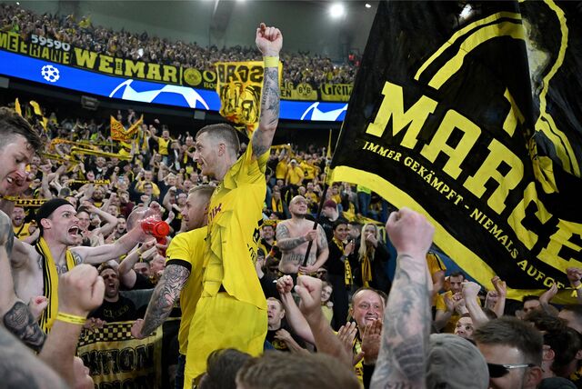 Marco Reus jubelt im Fanblock.