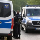 Polizisten durchsuchen Wohnungen und Häuser im Rahmen einer Razzia gegen Schleuserkriminalität.
