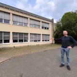 Schulleiter Ludger Kloer zeigt ein Nebengebäude der Werner-von-Siemens-Gesamtschule in Unna-Königsborn