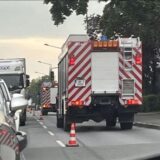 Auf der Hammer Straße in Unna stehen am Dienstagabend (7.05.) mehrere Feuerwehrfahrzeuge. Eine Fahrspur ist mit Pylonen abgesperrt. Auf der anderen stehen Autos und Lastwagen im Stau.