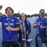Schalke Fans feiern vor dem Stadion am Millerntor.