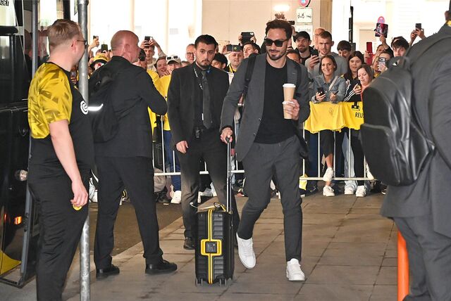 Mats Hummels hält zwei Kaffee in der Hand.