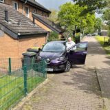 Detlef Bonnermann steht an der geöffneten Fahrzeugtür seines E-Autos.
