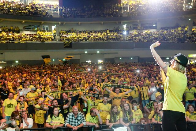 BVB-Fans feiern in der Westfalenhalle.