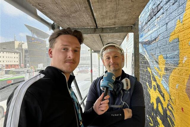 RN-Reporter Tim Hübbertz steht am Hauptbahnhof Dortmund neben einem Graffiti-Künstler.