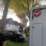Eine Lagerhalle an der Rotherbachstraße in Bergkamen brennt.