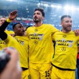 Youssoufa Moukoko, Mats Hummels, Salih Özcan und Marco Reus feiern im BVB-Final-Shirt.
