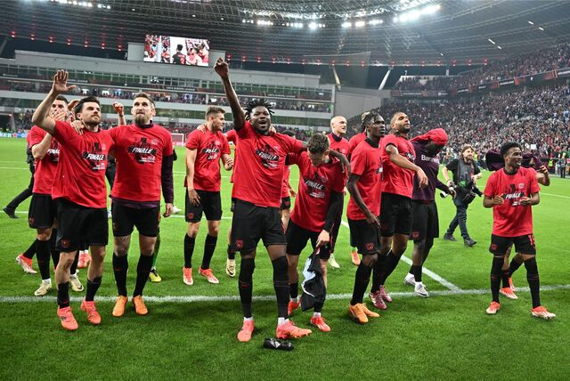Die Spieler von Bayer Leverkusen feiern den Finaleinzug auf dem Rasen.