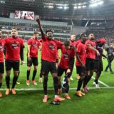 Die Spieler von Bayer Leverkusen feiern den Finaleinzug auf dem Rasen.
