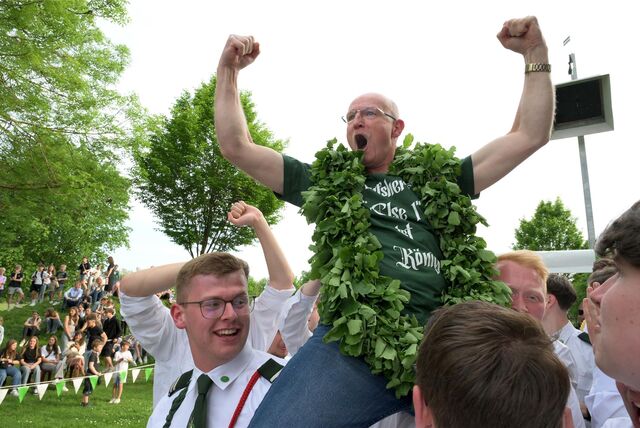 Carsten Elsner, der Schützenkönig von Ascheberg, beim Jubeln