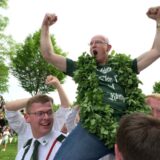 Carsten Elsner, der Schützenkönig von Ascheberg, beim Jubeln
