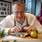 Brauchen wir Regeln, um gesund zu leben? Koch Günther Overkamp meint: „Unser Körper weiß viel besser Bescheid als jede Ernährungs-Behörde, aber leider hören wir manchmal nicht auf ihn.“ Aber eine Regel hält auch er für richtig: „One apple a day…“
