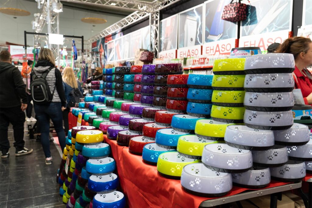 Bunte Fressnäpfe auf der Messe Dogs & Fun