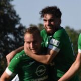 Levin-Luca Schinow jubelt zusammen mit Jassir Chamdin, Sascha Grasteit und Jona Deifuß.