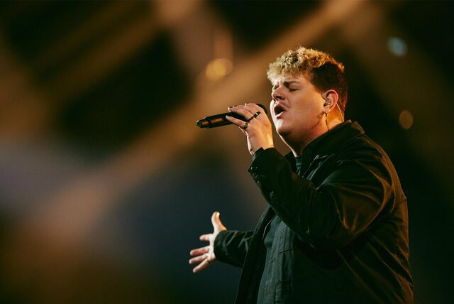 Der Künstler Isaak singt bei der Probe für das Finale des Eurovision Song Contest 2024.
