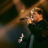 Der Künstler Isaak singt bei der Probe für das Finale des Eurovision Song Contest 2024.