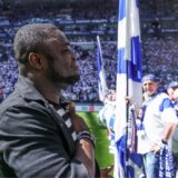 Teammanager Gerald Asamoah verabschiedet sich von den Fans.