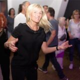 Gemeinsam feiern bei der Ü50 Disko in der Lindenbrauerei: Strahlende Gesichter und ausgelassener Tanz im Kühlschiff bis spät in die Nacht.