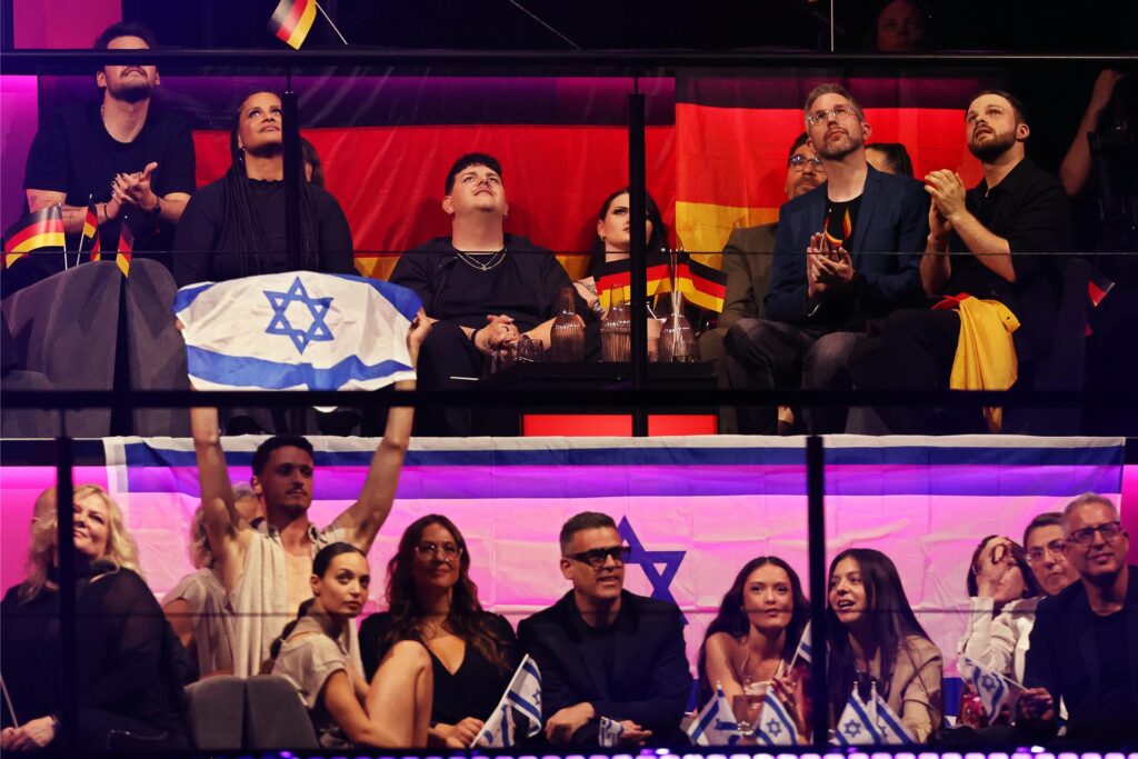 Isaak aus Deutschland und Eden Golan aus Israel reagieren während der Punktewertung beim Finale des Eurovision Song Contest (ESC) Isaak aus Deutschland und Eden Golan aus Israel reagieren während der Punktewertung beim Finale des Eurovision Song Contest (ESC)