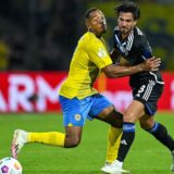 11.08.2023, Fussball, DFB Pokal, 1. Runde, Saison 2023/2024, Eintracht Braunschweig – FC Schalke 04, Anton-Leander Donkor (Eintracht Braunschweig) (l) und Danny Latza (FC Schalke 04) (r), Foto: Teresa Kroeger/RHR-FOTO