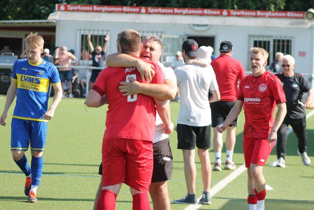 Daniel Krüger (r.) und der SV Herbern treffen am Sonntag auswärts auf den FC TuRa Bergkamen um Philipp Hoffmann.