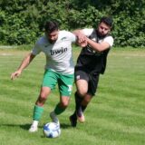 Samet Ilkiz vom SV Stockum (l.) im Zweikampf mit Jawad Morsel von TIU Rünthe.