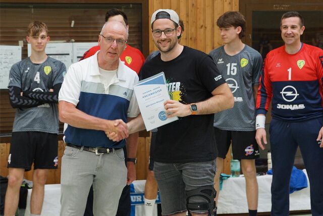 Staffelleiter Bernd Kuropka überreichte SGH-Spielführer Pascal Stennei die Meisterschaftsurkunde und gratulierte zum Landesliga-Aufstieg.