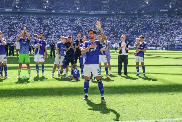 Schalker durch und durch: Danny Latza vor der Nordkurve..