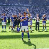 Schalker durch und durch: Danny Latza vor der Nordkurve..