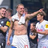05.05.2024, Fussball, 2. Bundesliga, 32. Spieltag Saison 2023/2024, SV Wehen Wiesbaden – Holstein Kiel, Holstein Kiel feiern mit den Fans den Auswärtssieg. Timo Becker (Holstein Kiel)