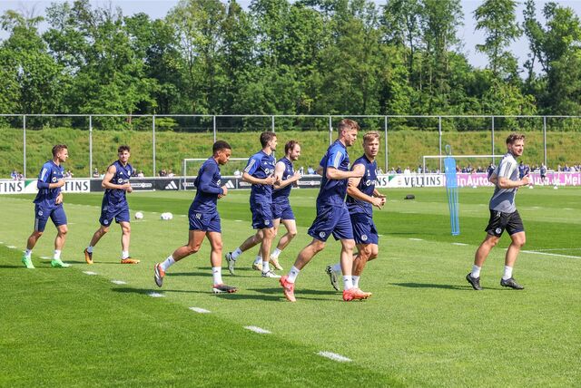 Schalkes Spieler bereiten sich auf die letzte Partie am Sonntag in Fürth vor.