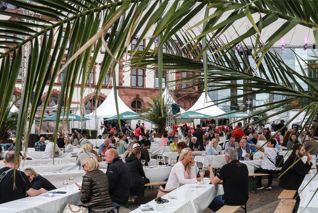 Die Gourmedo in Dortmund lädt im August Feinschmecker auf den Friedensplatze ein.