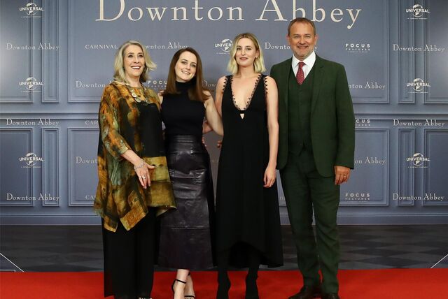 Die Schauspieler Phyllis Logan (l-r), Sophie McShera, Laura Carmichael und Hugh Bonneville bei einem Fototermin zum Kinostart des ersten Films „Downton Abbey“.