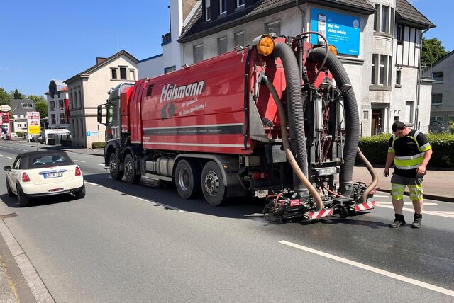Weil sich eine Ölspur über Teile des Unnaer Verkehrsrings zog, musste eine Fachfirma am Dienstag (14.5.) diese Reinigungsmaschine schicken. Sie entfernte die ausgelaufene Flüssigkeit von der Fahrbahn.