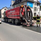 Weil sich eine Ölspur über Teile des Unnaer Verkehrsrings zog, musste eine Fachfirma am Dienstag (14.5.) diese Reinigungsmaschine schicken. Sie entfernte die ausgelaufene Flüssigkeit von der Fahrbahn.